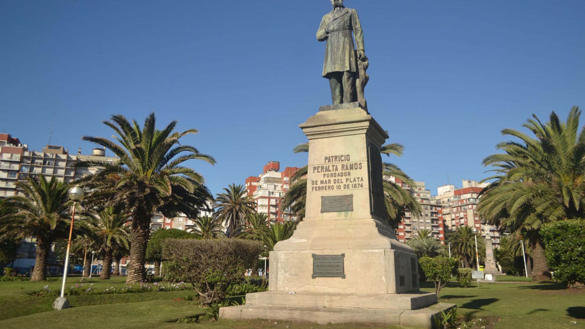 Monumento a Patricio Peralta Ramos. La carta que dirigió al gobernador Acosta motivó la fundación oficial de la ciudad el 10 de febrero de 1874.