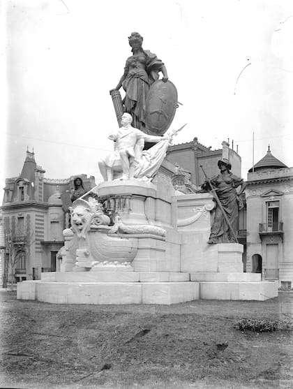 Monumento a Pellegrini. Recién inaugurado en 1914. Nótense los panes de césped frescos.