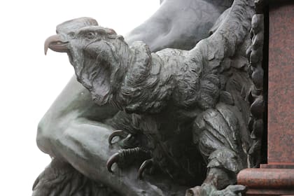 Detalle del monumento emplazado en la Plaza San Martín