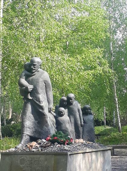 Monumento al maestro Janusz Korzak, cementerio judio de Varsovia
