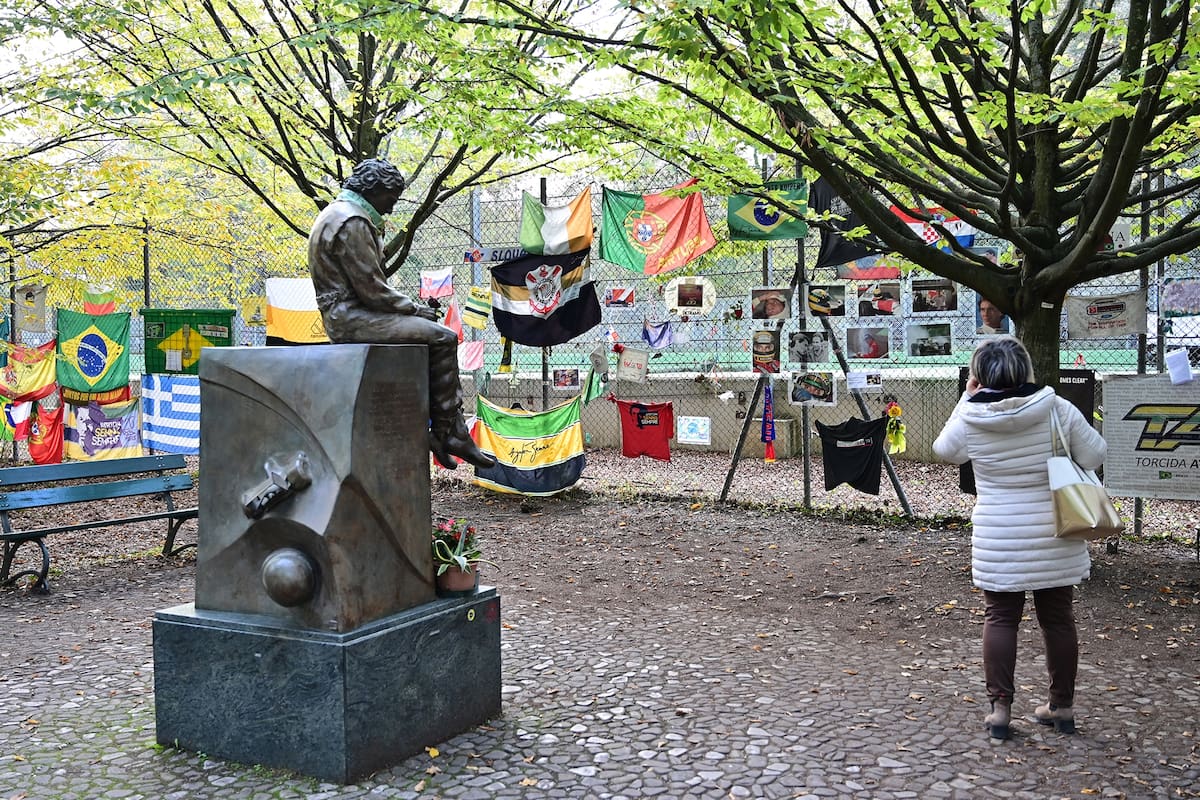 Monumento conmemorativo de Ayrton Senna cerca del Autódromo en Imola, el 31 de octubre de 2020, un día antes del Gran Premio de Fórmula Uno de Emilia Romagna.