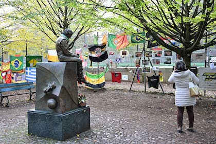 La estatua de Ayrton Senna, de frente a la trágica curva Tamburello; entre ambos, el cariño de los hinchas expresado en banderas, fotos, remeras