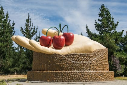Monumento en honor a las cerezas en el acceso a Los Antiguos