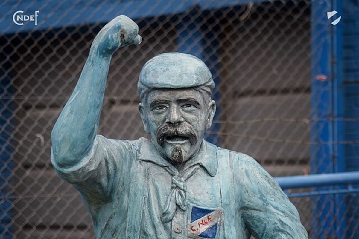 Monumento en honor a Prudencio Reyes, ubicado en el Estadio Gran Parque Central.