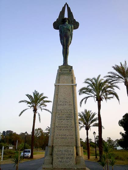 Monumento en La Rábida, donado por la Argentina y realizado por el escultor Agustín Riganelli. En Buenos Aires también existe un monumento en la Costanera Norte, cerca del Aeroparque Jorge Newbery, que conmemora la llegada del hidroavión en 1926