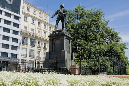 Monumento a Juan de Garay