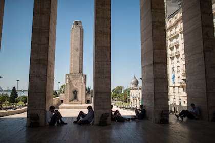 El monumento representa un barco y tiene grandes dimensiones.