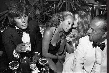 Monzón junto con Ursula Andress, otro de sus romances de alta exposición.