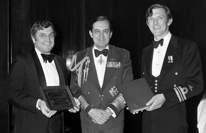 Moody, a la izquierda, recibe el premio Hugh Gordon-Burge Memorial Award en 1982 por su aterrizaje seguro