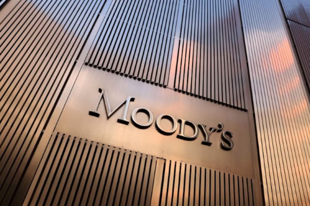 Moody’s advirtió que la mora bancaria sigue en alza y puso el foco en el riesgo de flexibilizar créditos en dólares
