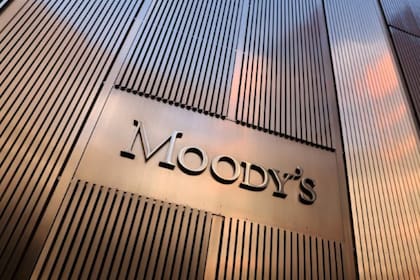 Moody’s advirtió que la mora bancaria sigue en alza y puso el foco en el riesgo de flexibilizar créditos en dólares