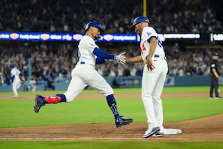 Mookie Betts conecta un jonrón de tres carreras y los Dodgers ganan 7-5 a Nacionales