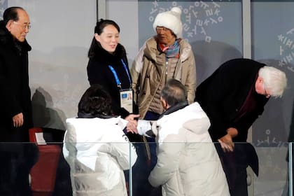 Moon Jae-in se acercó a saludar a la influyente hermana del líder de Corea del Norte