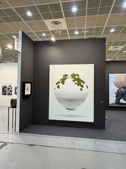 Moon Jar Moss, del artista surcoreano Yang Jong-yong. En Frieze Seoul