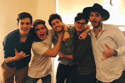Los chicos de Morat junto a Sebastián Yatra, con quien presentaron la canción "Bajo la mesa" en mayo