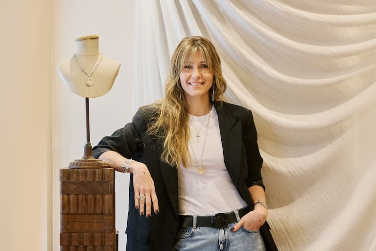Mora Calabrese, esposa de Abel Pintos, en su joyería Cala de reciente apertura.
04/08/2026.