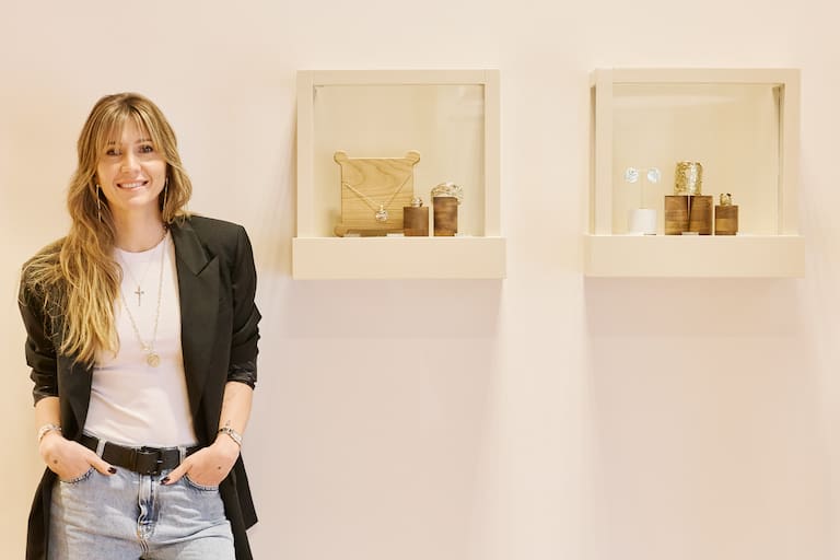 Mora Calabrese, esposa de Abel Pintos, en su joyería Cala de reciente apertura.
04/08/2026.