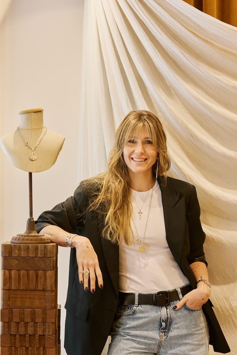 Mora Calabrese, esposa de Abel Pintos, en su joyería Cala de reciente apertura.
04/08/2026.