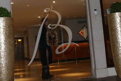 Mora Calabrese, la novia de Abel Pintos, ingresando al hotel en donde se hospedaban con el músico