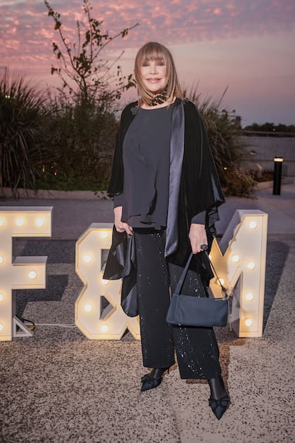 Mora Furtado apostó por un look total black de pantalón y capa