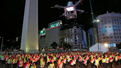 Mora Godoy bailó un tango en un escenario colgante a 65 metros del suelo, junto al Obelisco