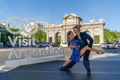 Mora Godoy con su bailarín, en las calles de Madrid