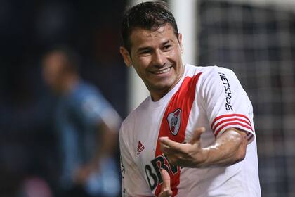 Mora hizo los dos de River