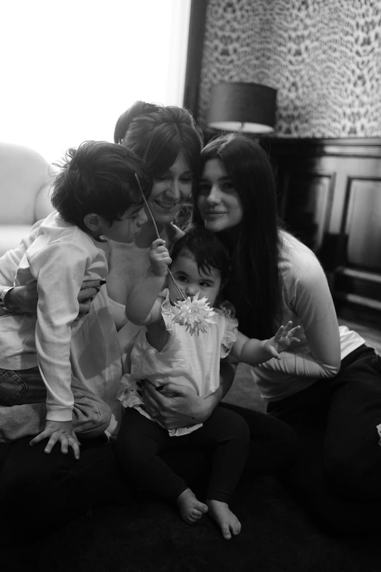 Mora junto a sus tres hijos: Guillermina, de 18 años, Agustín, de 5, y Rosario, de 1 año y 10 meses