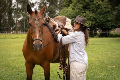Mora Pavlovsky guía las cabalgatas a orillas del mar y también trabaja para Estancia El Cóndor, en Santa Cruz.
