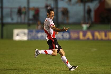 Mora rescató el invicto de River con sus goles