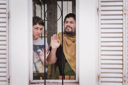 Mora Sánchez Viamonte y Santiago Motorizado en su casa de La Plata