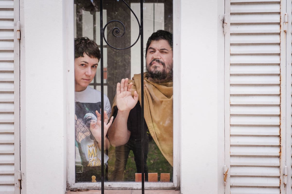 Mora Sánchez Viamonte y Santiago Motorizado en su casa de La Plata