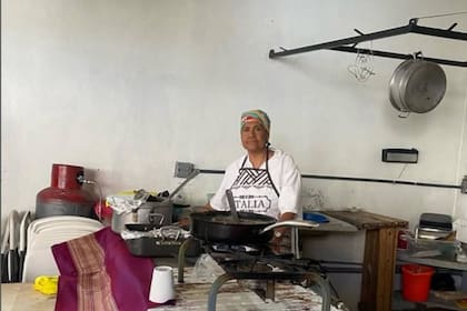Morales cocina y lleva alimento a refugios para migrantes deportados en Tijuana