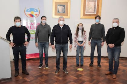 Morales, con Manes, Abad, Josefina Mendoza, Lousteau y Cano, el 27 de junio, al celebrar la victoria en las legislativas jujeñas