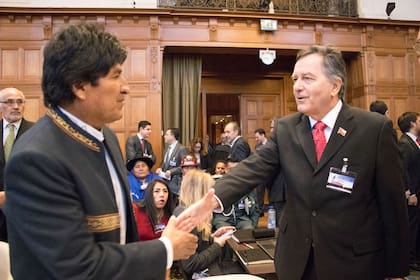 Morales saluda al canciller chileno, Roberto Ampuero, antes del inicio de la sesión en la Corte de La Haya