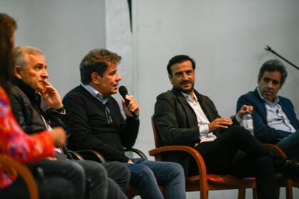 Morales y Manes participan en Córdoba de un encuentro de la UCR.