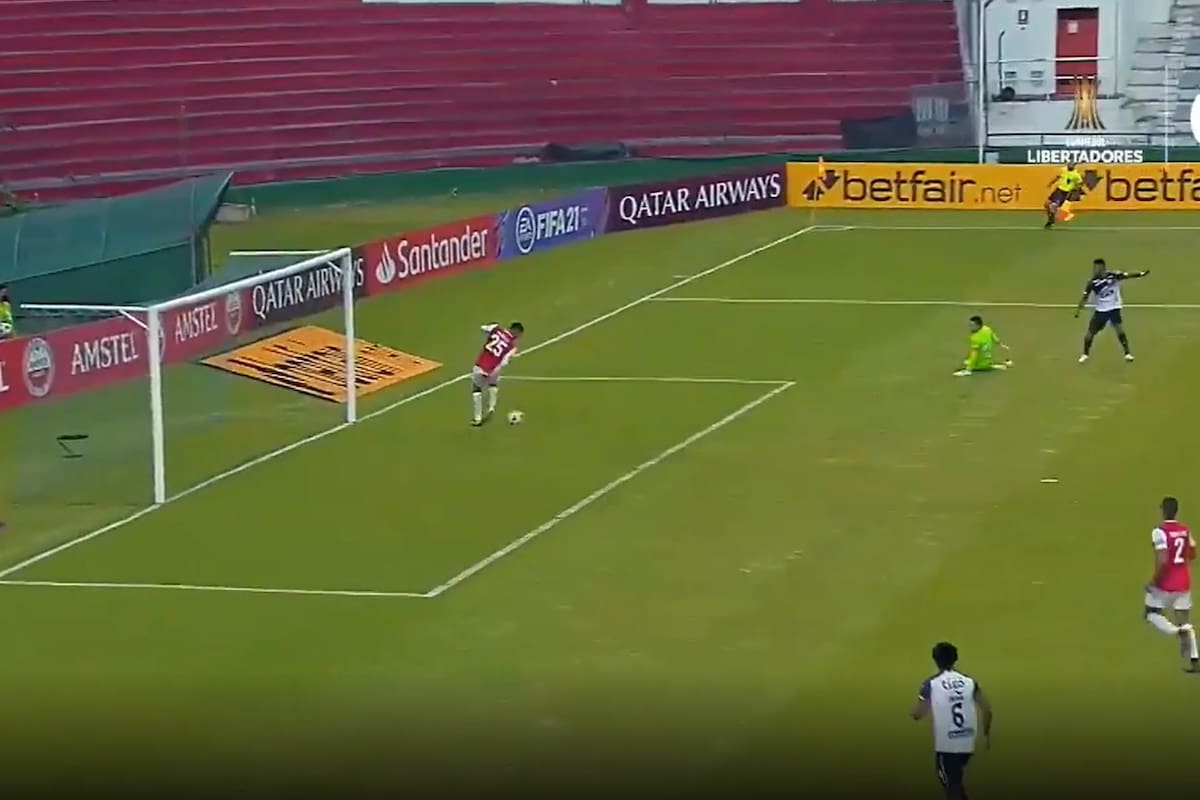 Moralez despeja casi sobre la línea de sentencia tras el remate de Borja y salva el arco de Santa Fe