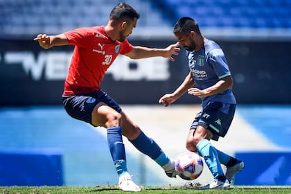 Moralez en acción en el amistoso de este miércoles entre la Academia y Bolívar, de Bolivia, en Avellaneda.