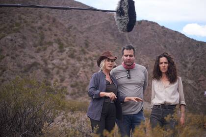 Morán y Oreiro durante el rodaje en la Precordillera, junto al director Matías Lucchesi