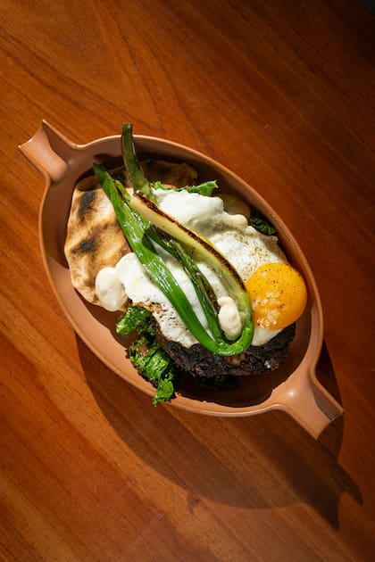 Morcilla artesanal, huevo de campo y emulsión de cebollas asadas