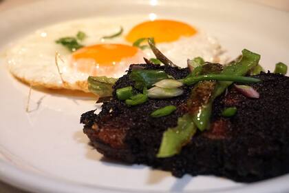 Morcilla con huevos en Urondo