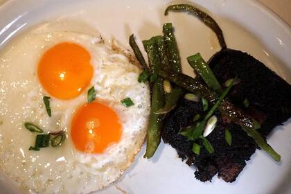 Morcilla con huevos en Home Buenos Aires