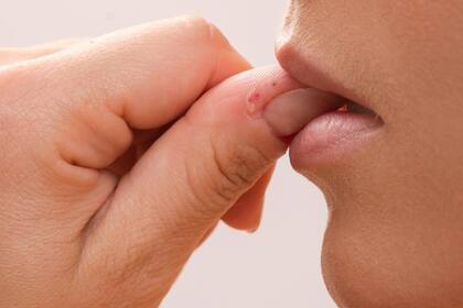 Morderse las uñas puede ocurrir en situaciones de ansiedad o inactividad