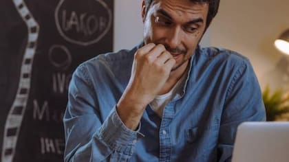 Morderse las uñas puede ocurrir en situaciones de ansiedad o por inactividad. También puede acompañar a los trastornos obsesivos compulsivos (TOC)