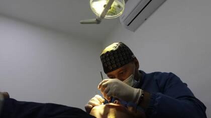 Morderse las uñas también genera baterias en la boca