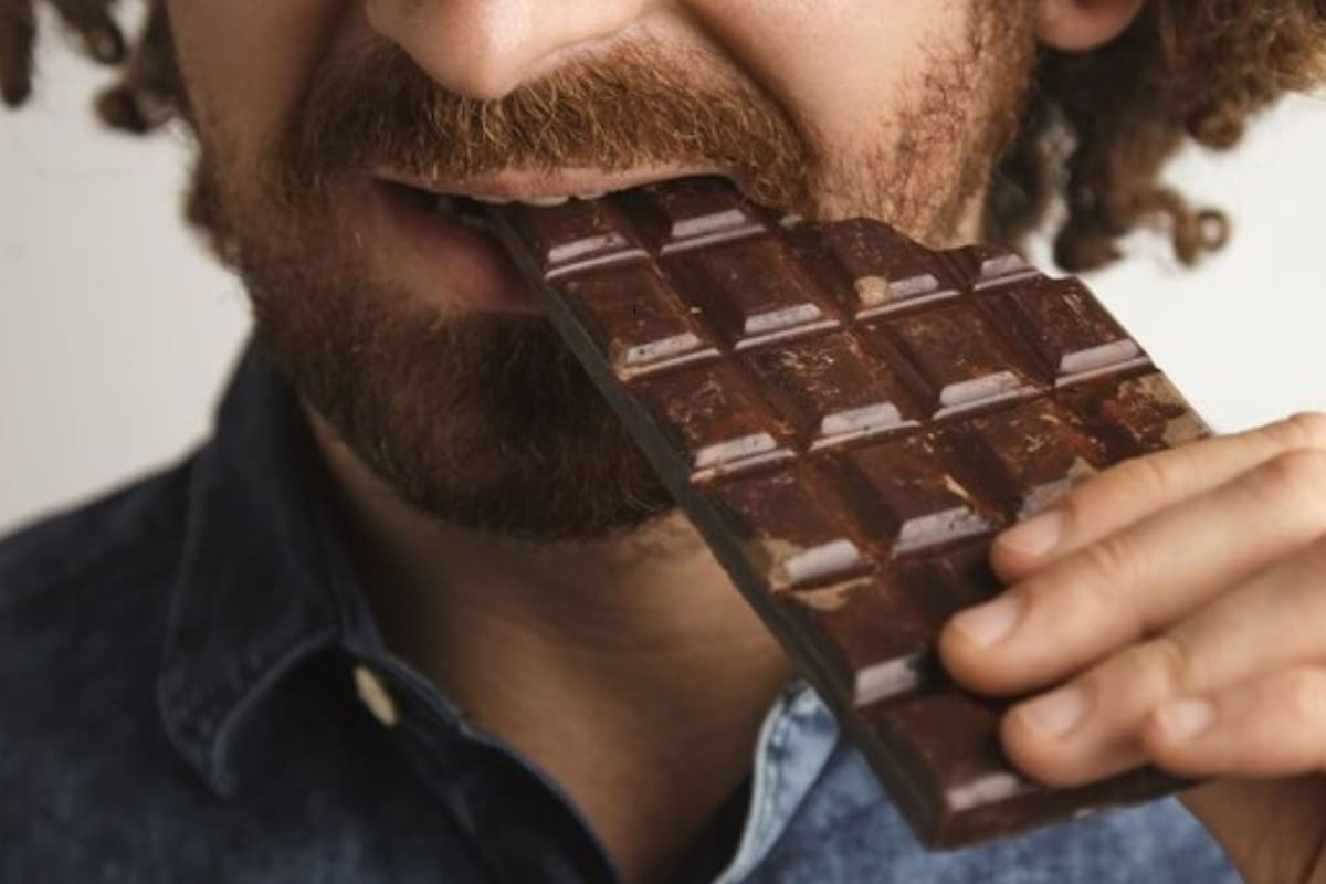 Mordió un chocolate y lo que descubrió lo indignó: “Sentí algo extraño en mis labios”