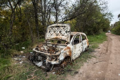 Las calles de tierra que llevan a Cuartel V, en Moreno. Ahí algunos autos aparecen quemados a la vera del camino. Suelen ser vehículos robados que los abandonan en esa zona