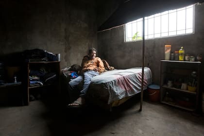 Silvestre González, de 63 años. No puede levantarse de la cama por una enfermedad respiratoria. Su hija hace una semana que no consigue una ambulancia para que lo atiendan