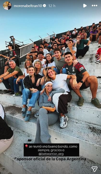 Morena Beltrán asistió con amigos y familiares al estadio Ciudad de Caseros