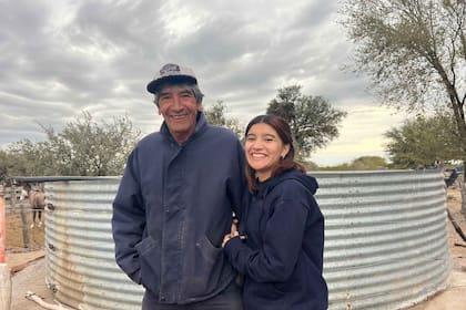 Morena y su papá Mario en el campo en el que crían chivas